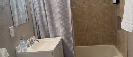 ヘアドライヤー、タオル、石鹸、シャンプー