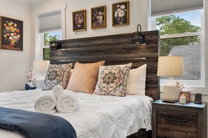 5 bedrooms, desk, iron/ironing board, travel cot - 5 BR Luxurious New Downtown Home 2 miles Duke (Durham)