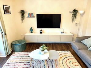 Smart TV - Newly Built 3BR Gem:King Beds, Fast Wi-Fi, Free Parking, Close to Airport & City (Westerhope)