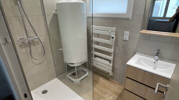 Douche, serviettes fournies, papier toilette