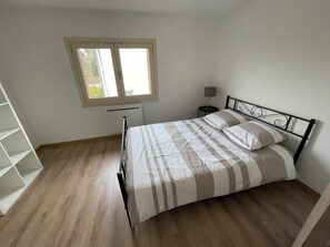 3 室のベッドルーム、WiFi (無料)、ベッドシーツ