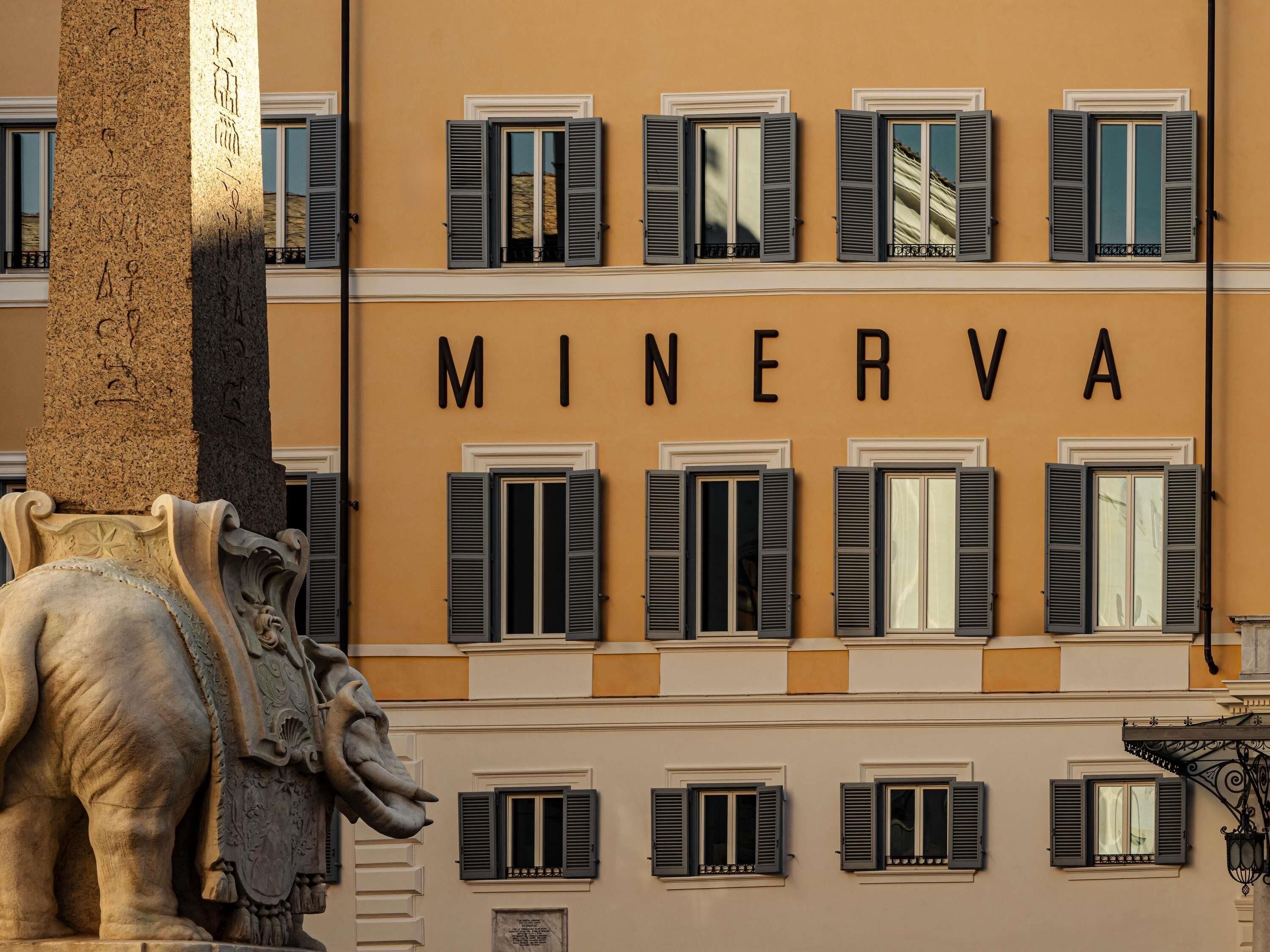 Fachada de edificio con el nombre 'MINERVA' y varias ventanas con contraventanas.