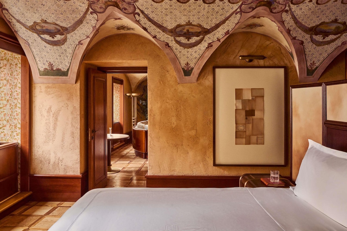 Suite, 1 Double Bed | Minibar, in-room safe, soundproofing, iron/ironing board (on request)