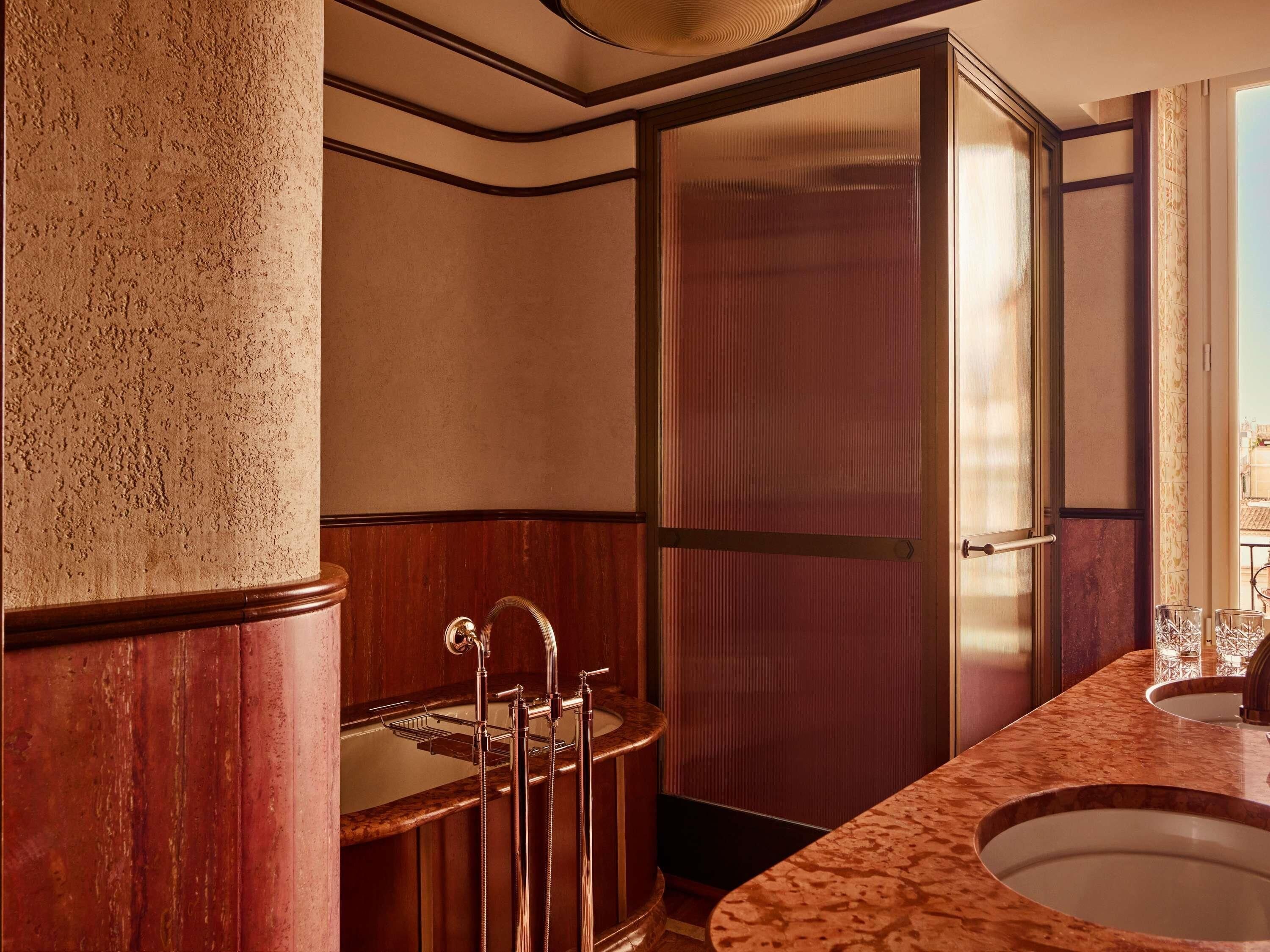 Une salle de bain avec un grand miroir, un lavabo et un espace douche.
