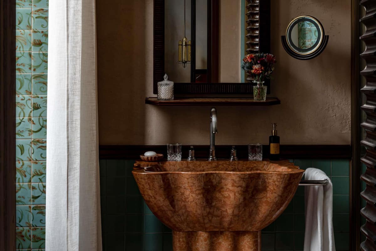 Superior Room, 1 King Bed | Minibar, in-room safe, soundproofing, iron/ironing board