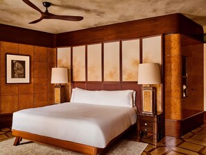 Orient Express Suite | ميني بار وخزنة داخل الغرفة وتجهيزات عازلة للصوت ومكواة/لوح كي