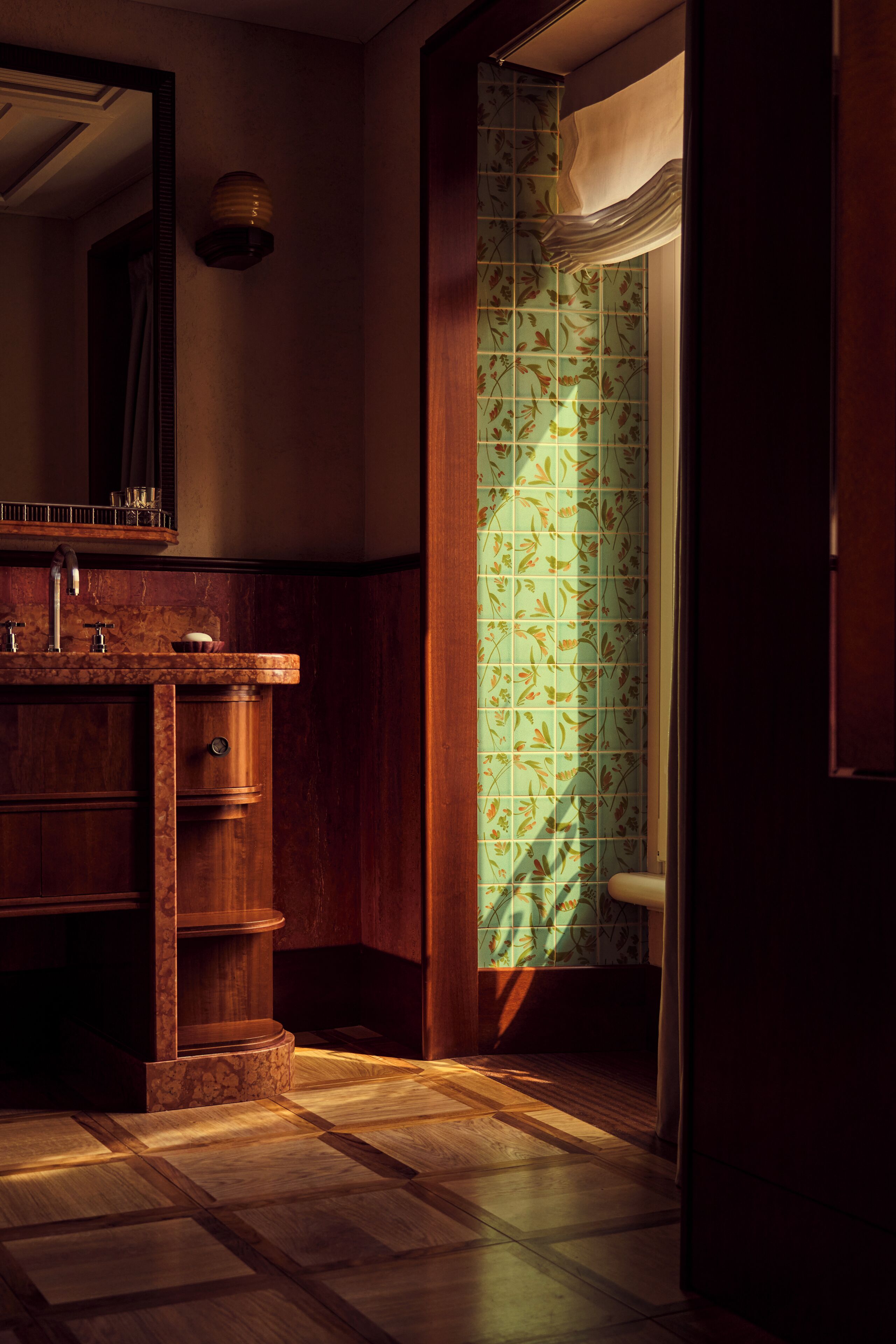 Un bagno con un mobile lavabo in legno, uno specchio e una tenda da doccia fantasia.