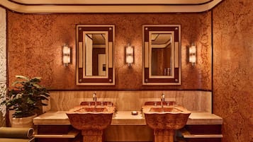 Minibar, safe på rommet, lydisolert og strykejern/-brett