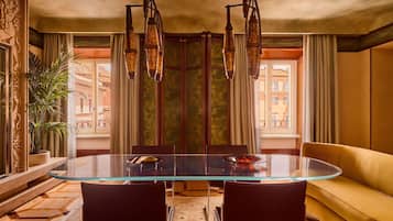 Orient Express Suite | Minibar, una cassaforte in camera, insonorizzazione, ferro/asse da stiro