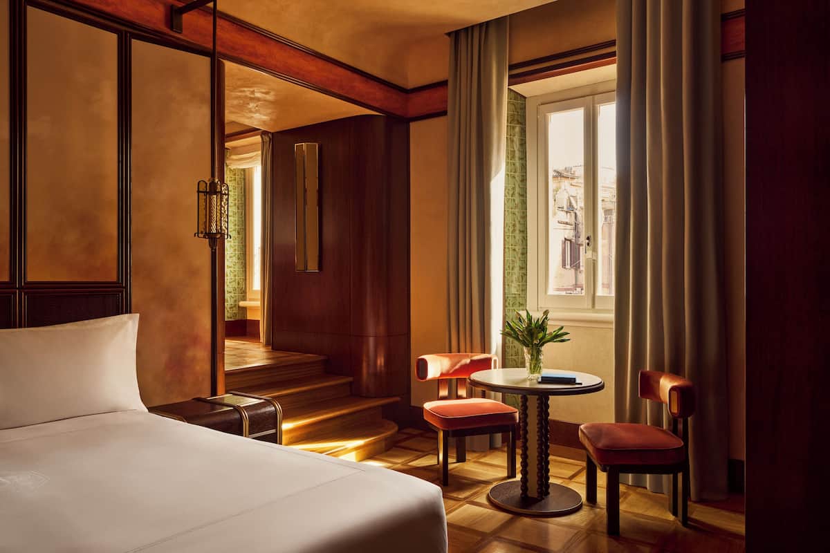 Quarto luxo, 1 cama King | Frigobar, cofres nos quartos, quartos à prova de som