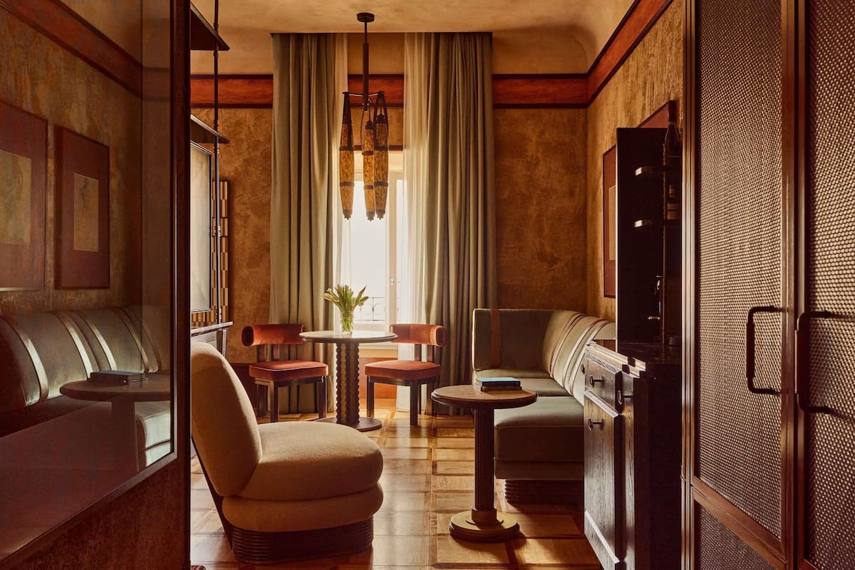 Junior Suite with Minerva Square View, 1 King bed | Minibar, värdeförvaringsskåp på rummet och ljudisolering