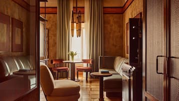 Junior Suite with Minerva Square View, 1 King bed | 1 habitación, minibar y caja de seguridad en la habitación