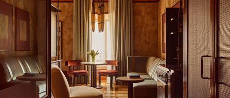 Minibar, coffres-forts dans les chambres, chambres insonorisées