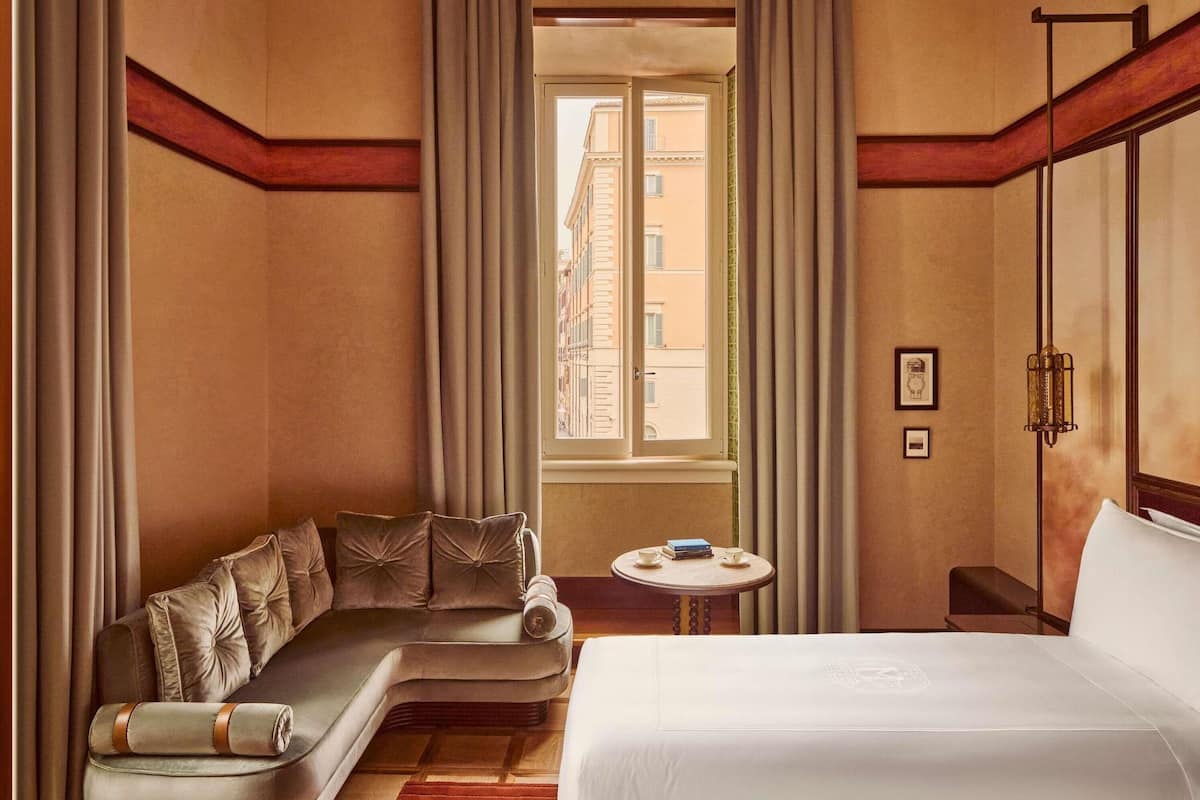Deluxe Room with Minerva Square View, 1 king Bed | 1 chambre, minibar, coffres-forts dans les chambres