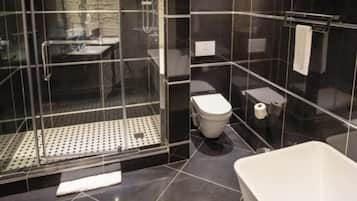 Habitación junior, balcón, vistas a la ciudad | Baño | Artículos de higiene personal gratuitos, secador de pelo y toallas