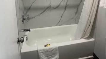 Basic Single Room | Bilik Mandi | Tab mandi dan pancuran berasingan, tuala disediakan, sabun, tisu tandas