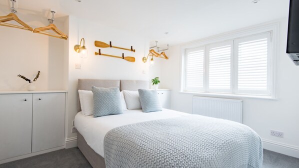 4 عدّة غرف نوم ومكتب ومكواة/لوح كي وواي فاي