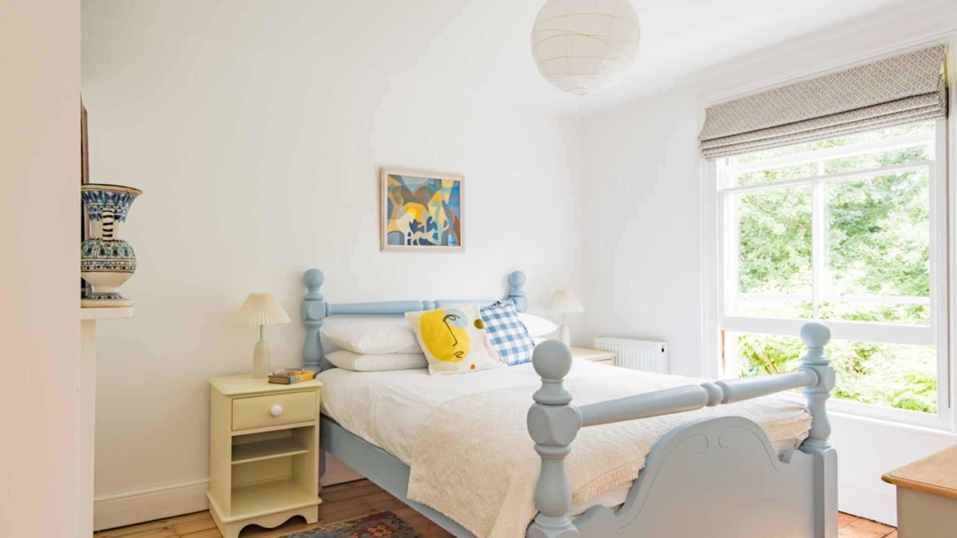 6 slaapkamers, een bureau, een strijkplank/strijkijzer, wifi