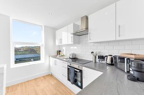 Frigorífico, microondas, horno y placa de cocina