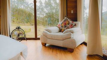 Comfort Cabin, Patio, Mountain View | Living area