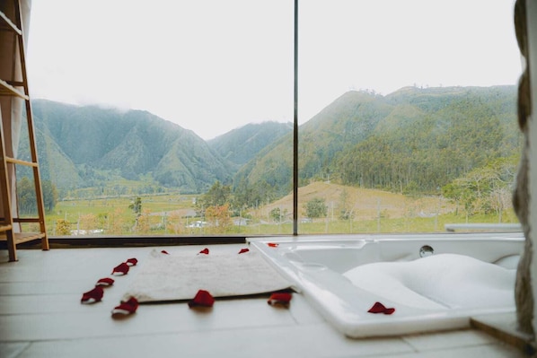Cabane Confort, patio, vue montagne | Vue de la chambre