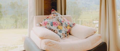 Comfort Cabin, Patio, Mountain View | Living area