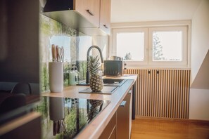 Een koelkast, een microgolfoven, een oven, een kookplaat