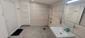 Dusche, Haartrockner, Toilettenpapier