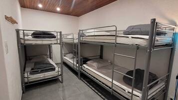 2 habitaciones y tabla de planchar con plancha