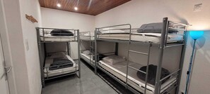 2 Schlafzimmer, Bügeleisen/Bügelbrett