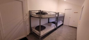 2 soverom og strykejern/-brett