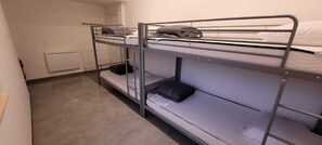 2 Schlafzimmer, Bügeleisen/Bügelbrett