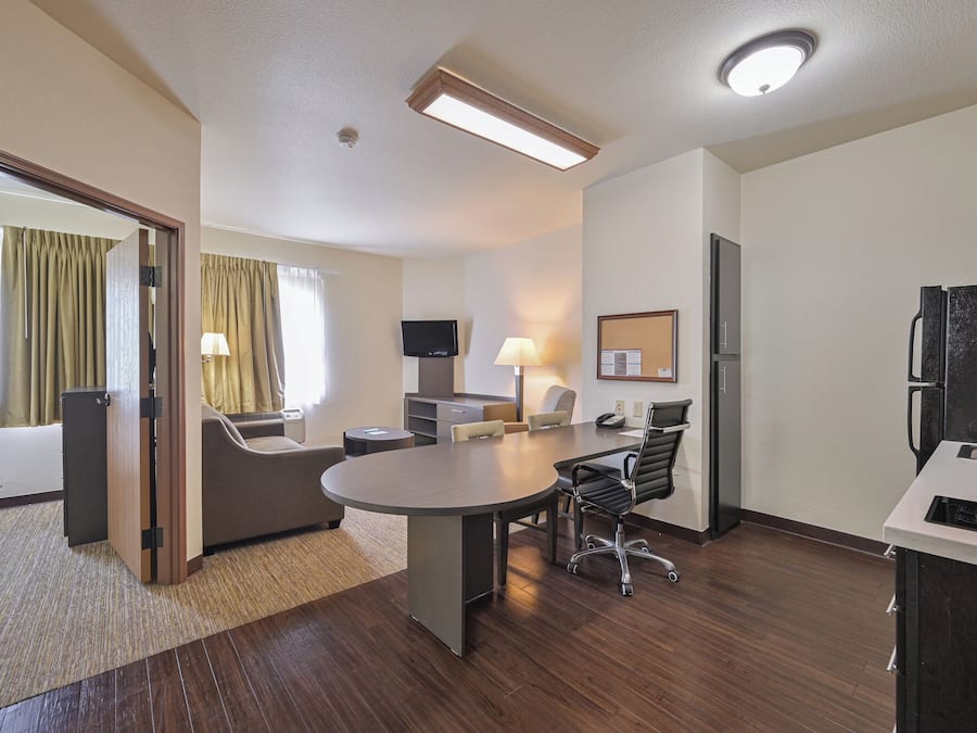 Suite, 1 grand lit et 1 canapé-lit, non-fumeur, cuisine | Aire de séjour | Téléviseur de 32 po avec télévision par câble