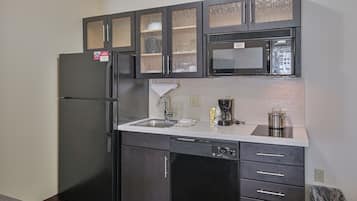 Suite, 1 grand lit et 1 canapé-lit, non-fumeurs, cuisine | Cuisine privée | Grand réfrigérateur, micro-ondes, plaque de cuisson, lave-vaisselle
