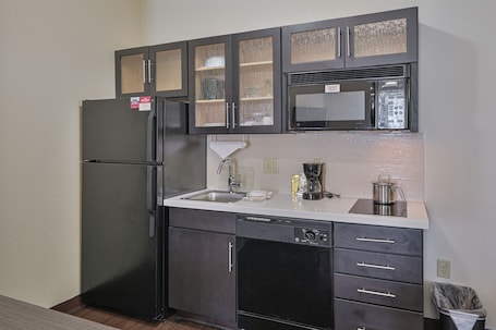Suite, 1 Queen Bed with Sofa bed, Non Smoking, Kitchen | Private kitchen | Full-size fridge, microwave, stovetop, dishwasher