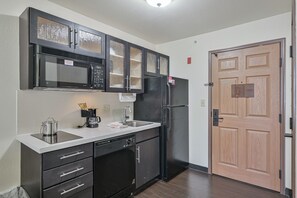 Private kitchen - Affordable Suites of America Tulsa (Tulsa)
