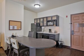 Suite, 1 grand lit et 1 canapé-lit, non-fumeur, cuisine | Cuisine privée