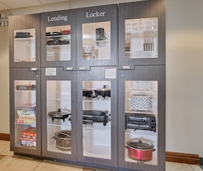 Suite estudio, 2 camas matrimoniales, acceso para personas con movilidad reducida, para no fumadores | Cocina privada | Refrigerador con congelador, microondas y parrilla de estufa