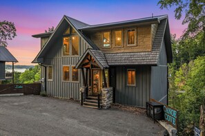 Une maison à deux étages dotée d’un porche avant bien visible, d’un garage apparent et d’une enseigne indiquant « Canoe Cove ».
