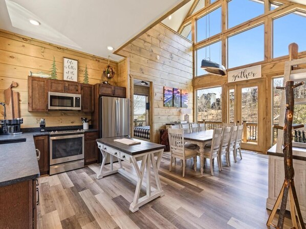 Fridge, microwave, oven, stovetop - Lake Lovers Meet Canoe Cove (Sevierville)