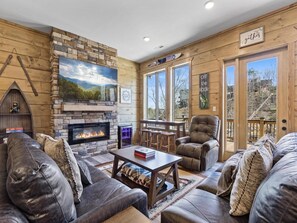 Smart TV, fireplace, video games, table football - Lake Lovers Meet Canoe Cove (Sevierville)