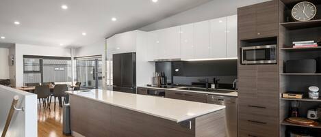 Four Ă micro-ondes, un four, surface de cuisson, lave-vaisselle