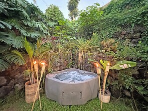 Outdoor spa tub