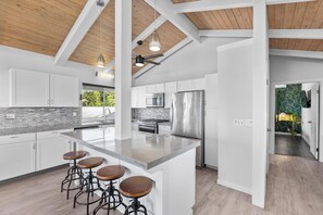 Fridge, microwave, oven, stovetop - Kona Oceanview Retreat-2 Hot Tubs-15 Min To Beach (Kailua-Kona)
