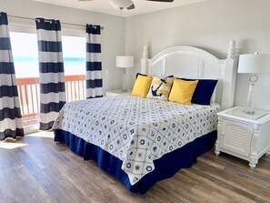 2 bedrooms, free WiFi, bed sheets - Beachfront! Close to Schooners and St. Andrews St Park. Park at front door! 8PPL (Panama City Beach)