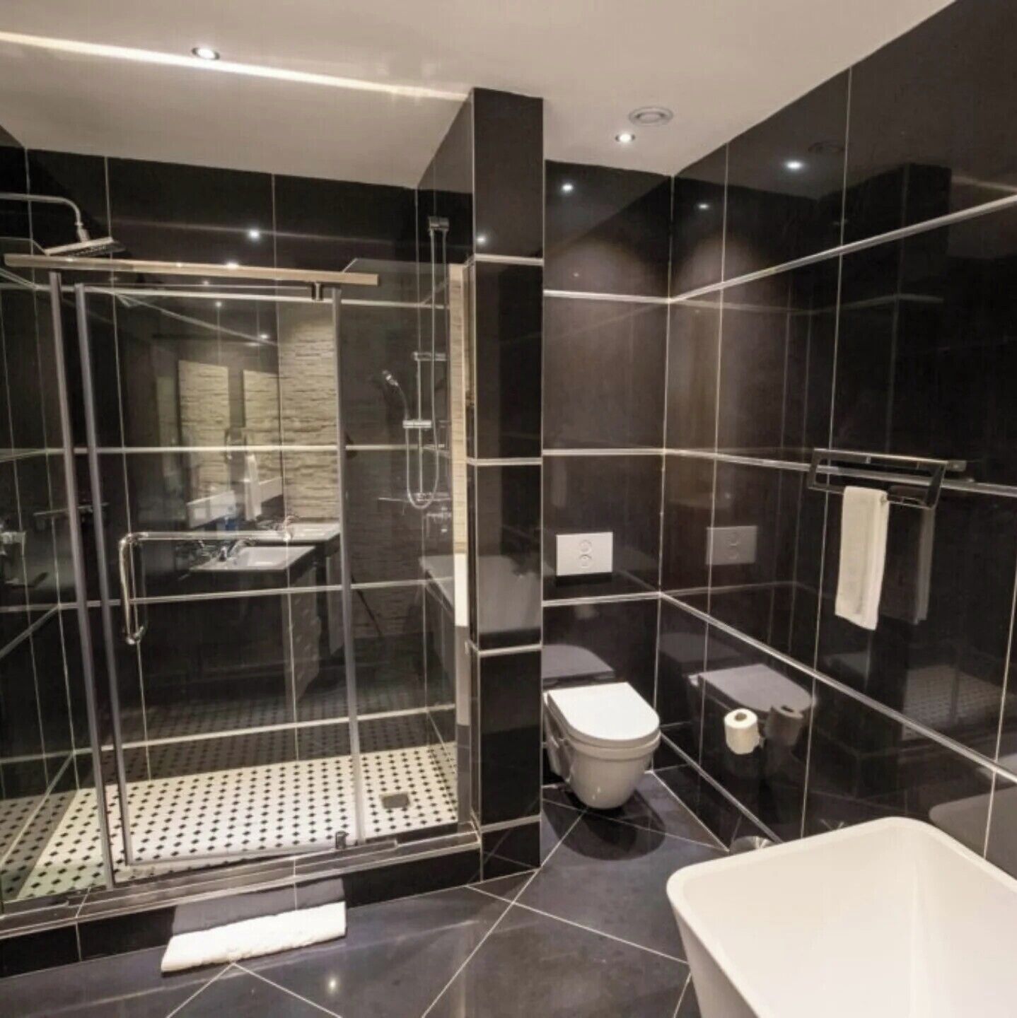 Junior Room, Balcony, City View | Bathroom | Free toiletries, hair dryer, towels, soap