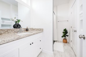 Shower, hair dryer, towels, soap - Spacious, family-friendly 3-bedroom apt home  in Laredo by golf course (Laredo)