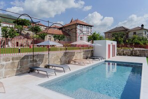 Una piscina al aire libre