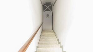 Eine Treppe mit einer Holzhandläufe und weißen Wänden.