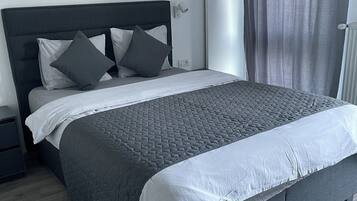 6 slaapkamers, een strijkplank/strijkijzer, wifi